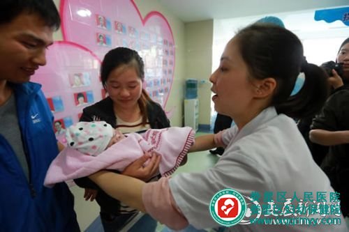 10月23日，湖南省婁底市袖珍嬰兒媽媽在婁星區(qū)婦幼保健院高興接過兒子彭安康。